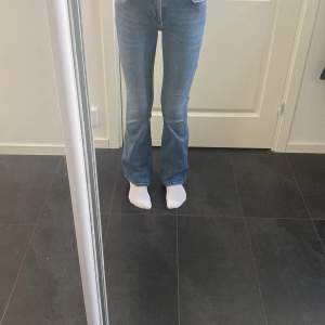 Fina Low Waits jeans i storlek 32.