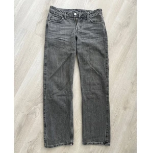 Weekday jeans - Säljer ett par arrow jeans ifrån weekday,storlek 25/30! Fint skick. Dessa passar mig som är 165! Passar xs.