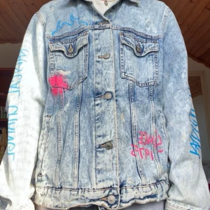 Graffiti ZARA Denim Jacka - Har använt jackan en del, men ingen fel med den. Säljer pga att inte använder den längre. Där jag har ringt in har lite färg på och skulle gissa på att det är från tvätten då det byter färg när man tvättar jeans.