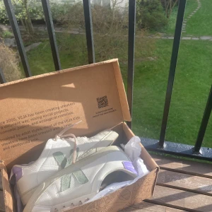 Veja skor - Så snygga veja skor i bra skick! ❤️🤩 Säljer då de nu är för små. Kan mötas upp beroende på vart. Priset går att ändras vid snabbt köp❤️❤️