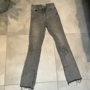 Säljer för att jag inte längre passar i dessa!! skitnsygga populära slim bootcut jeans från ginatricot🫶🏻