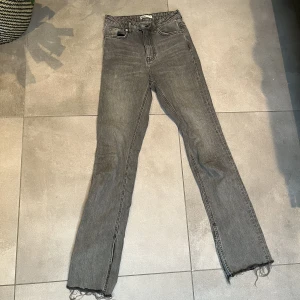 Slim bootcut jeans med slit - Säljer för att jag inte längre passar i dessa!! skitnsygga populära slim bootcut jeans från ginatricot🫶🏻