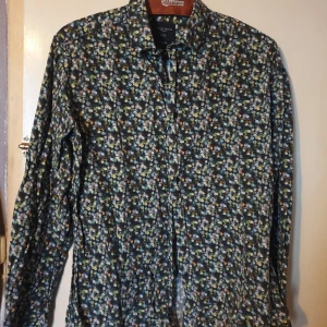 Grand frank - Skjorta från Grand frank i fantastiska färger <3 slim fit. Trådtät bomull (närmare krispig och inte som urtvättade sköra 'meh" lakan. Kommer inte på hur man beskriver) toppkvalitet och i nyskick :)