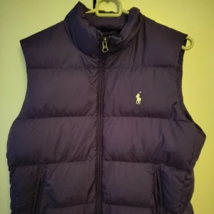 Ralph Lauren dunväst. - Lila, strl M. Självklart äkta.