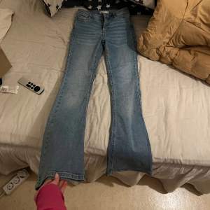 Ett par helt oanvända jättefina blåa bootcut jeans från gina tricot i storlek xs💞pris kan diskuteras. 