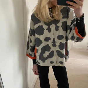 Stickad trekvartsärmad hoodie - Så sjukt snygg stickad hoodie med trekvartsärmar från märket Parfois🥰 sparamt använd 