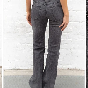 Lågmidjade utsvängda jeans!  - Jätte fina grå Lågmidjade utsvängda jeans från brandy melville! Dom är perfekt långa på mig som är 170! Original pris är 450 kr Hör av dig för mer info ❤️💗
