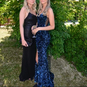 Balklänning - Blåglittrig Balklänning, strl S. Använd endast en gång. Nypris 3175 ✨säljer för 1800kr men kan tänka mig att sänka vid snabb affär😉