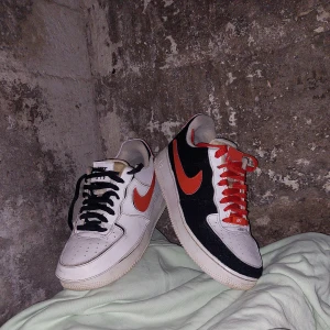 Nike Air Force 1/1 "Cosmic Clay"  - Nike Air Force 1/1 "Cosmic Clay" : "Skorna för vuxna barn" enligt Nike 😂  Skorna är i bra skick och vissa av "tillbehören är inte ens använda. Dock är inte de svarta skosnörena original. Missfärgad "plös" Dm innan köp då de ligger ute på andra sidor