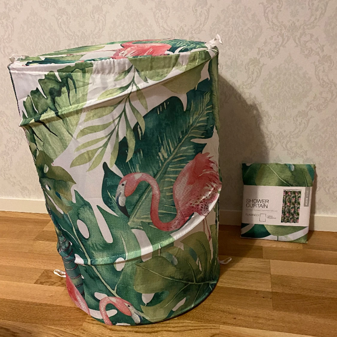 Duschdraperi och tvättkorg 