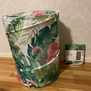 Duschdraperi och tvättkorg  - Säljer 1 duschdraperi och 1 tvättkorg dom är helt nya! 