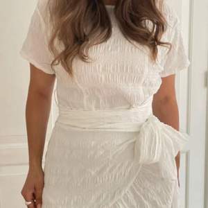 En super fin oandvänd vit klänning ifrån By Ic. Jätte fin till midsommar eller skolavslutningen💕💕 Säljer pga. att den inte kommer till andvändning, ny pris 700kr🩷