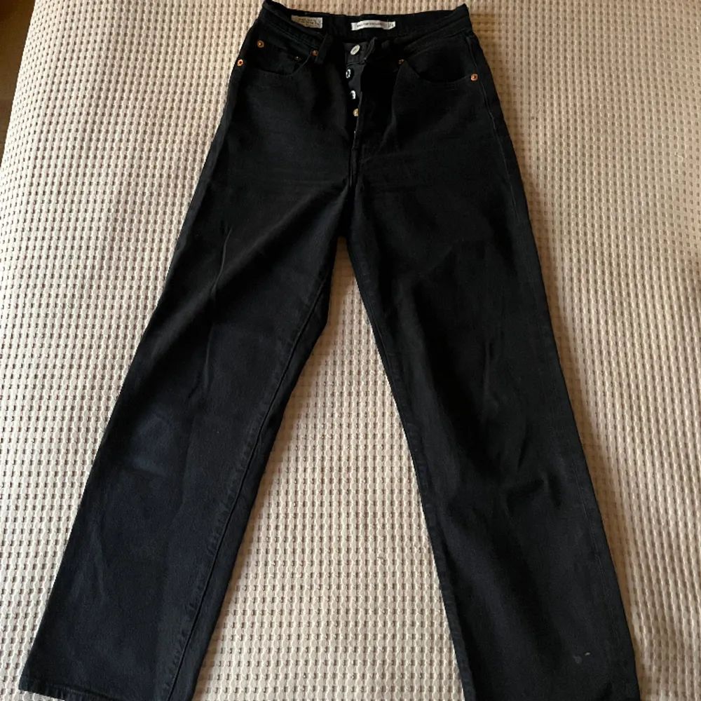 Supersköna brallor! 😍Svarta, raka, högmidjade byxor. I storlek 24, alltså en mindre modell och i perfekt längd för de som är kortare! Använda endast ett fåtal gånger, finns ett litet märke längst ner. Säljer då jag vill uppdatera min garderob ☺️ . Jeans & Byxor.