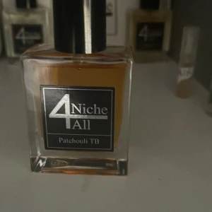 Niche4all parfym  - Niche4all patchouli tb. Den är helt full endast test sprayad, köpt för 650 kr på Niche4all.com, kan kanske byta kom med förslag 