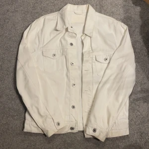 Jeansjacka  - En snygg jeansjacka från Mango som jag nu säljer till ett bra pris. Används ej längre. 