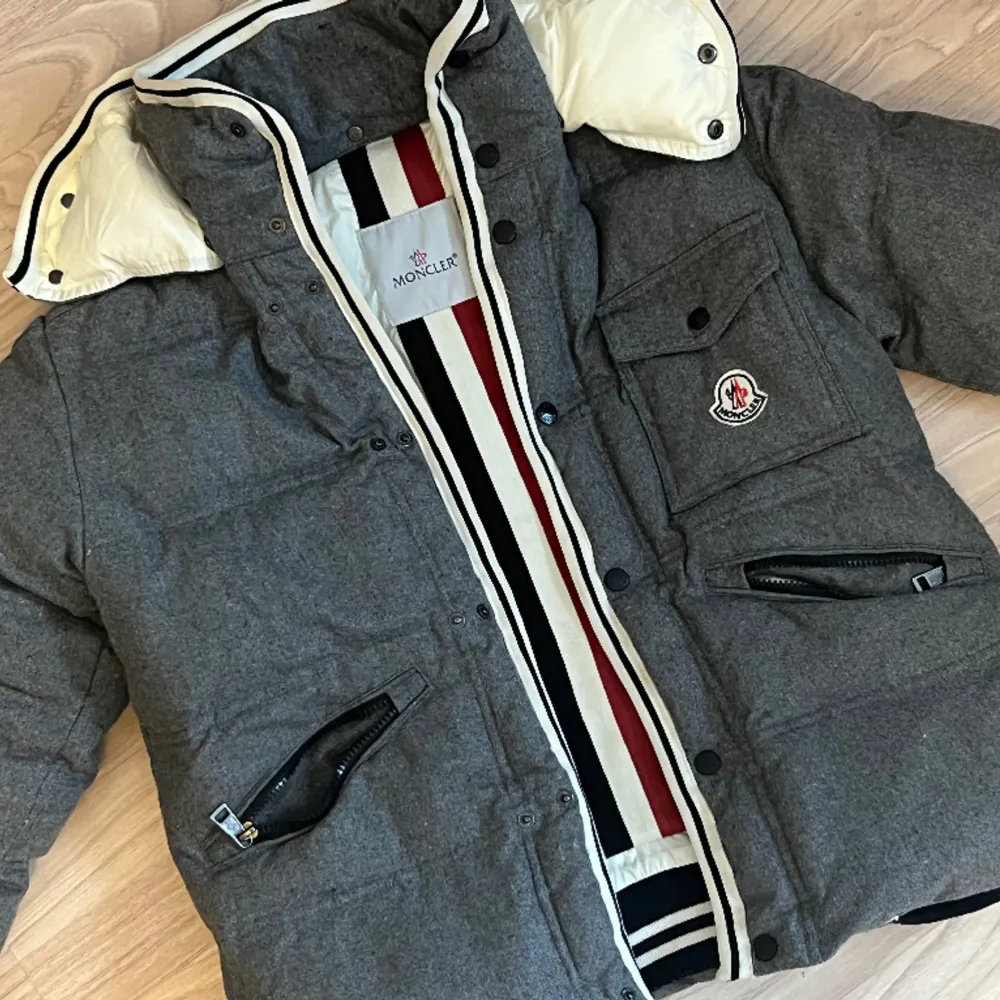 Säljer min gamla moncler jacka då jag inte använder den längre. Finns ingen storlek, men skulle säga att den är S/XS.  Fraktkostnad tillkommer 🥰  (Priset är satt utifrån att jag inte vet om den är äkta eller ej, då jag fick den för många år sedan) . Jackor.