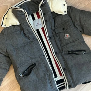 Moncler jacka  - Säljer min gamla moncler jacka då jag inte använder den längre. Finns ingen storlek, men skulle säga att den är S/XS.  Fraktkostnad tillkommer 🥰  (Priset är satt utifrån att jag inte vet om den är äkta eller ej, då jag fick den för många år sedan) 