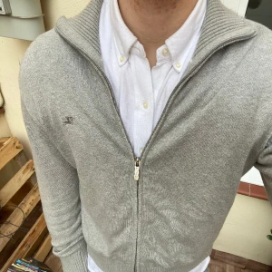 Burberry zip up  - Storlek 4, äkta såklart. Lite äldre modell. Felfri⭐️.  Frågor? @ me 