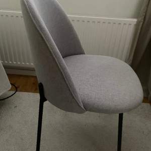 Säljer denna gråa stol som inte passar in nu när jag ska göra om i mitt rum, köptes för 999kr 💕finns att hämta i Västerås. 