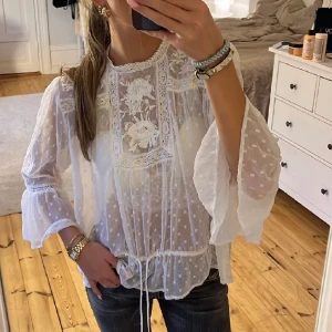SÖT BLUS!!😍 - Lägger upp denna fina blusen igen pågrund av oseriösa köpare och många intresserade! Passar till både vardag och festligare tillfällen😍