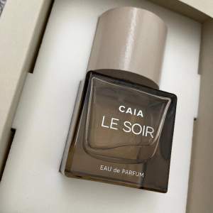 Helt ny parfym ifrån Caia som heter Le Soir 50ml. Finns inte att köpa på hemsidan i full storlek. Toppnoter: Mandarin, Rosépeppar, Svarta Vinbär Hjärtnoter: Jasmin, Apelsinblom, Sötma Basnoter: Trä, Vanilj, Bärnsten