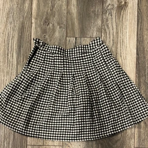 rutig kort kjol - svart och vit rutig kort kjol i storlek xs från New Yorker. Använd fåtal gånger och i bra skick. 
