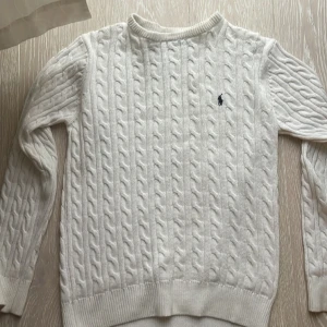 Ralph Lauren kabelstickad tröja - Otroligt snygg kabelstickad raffe tröja i strl M. 9/10 skick.  