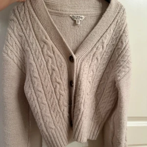 Kabelstickad mysig kofta  - Köpt på asos, jättefin. Bra skick, hojta om de önskas fler bilder 