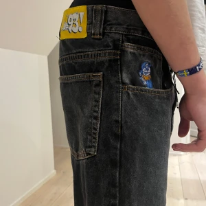 93 Denim Jeans - Snygga washed jeans från 93 denim. Baggy passform som passar till allt 