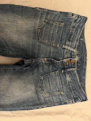 Low waist bootcut jeans.  - Blåa låg midja jeans från vero moda. Storlek 28/30. Har använts ett par gånger (4-5) men är för stora nu. Köptes för 400kr. 