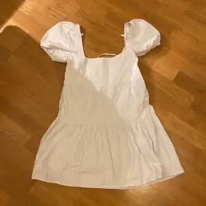 Vit klänning i storlek s, använd en gång, pris 150kr plus frakt 