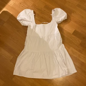 Vit klänning  - Vit klänning i storlek s, använd en gång, pris 150kr plus frakt 