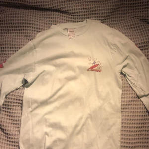 Ripndip (of my wave) - Säljer tröjan då jag har växt ur den. Nästan helt oanvänd.