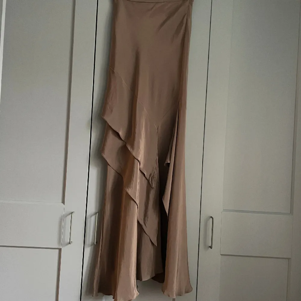 Beautiful Maxmara Sfilata Silk Bias Skirt with Ruffles.  Comes in a neutral Warm Grey/Olive color  High Waist with a Side Zip Detail. A bias cut is very flattering to wear. Excellent Condition  112 CM/ 44.1 IN Long 68 CM/ 26.8 IN Waist 80 CM/ 31.5 IN Hips. Kjolar.