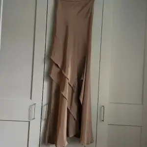 Beautiful Maxmara Sfilata Silk Bias Skirt with Ruffles.  Comes in a neutral Warm Grey/Olive color  High Waist with a Side Zip Detail. A bias cut is very flattering to wear. Excellent Condition  112 CM/ 44.1 IN Long 68 CM/ 26.8 IN Waist 80 CM/ 31.5 IN Hips