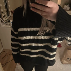 Stickad tröja Gina Tricot  - Stor stickad tröja från gina!! Knappast använd 