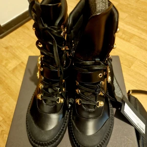 Versace jeans couture set. - Skorna är helt nya aldrig använda. Väskan är använt max 2 ggr.