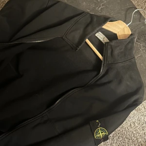 Stone Island tröja - Köpte en Stone Island Logo Patch Zipped Sweatshirt från NK i våras. Men knappt använt den så onödigt att låta den vara i garderoben.   Köptes för 3,9 om jag inte minns helt fel. 