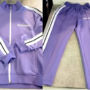 Palm Angels - PALM ANGELS DRESS I NYSKICK, ANVÄNT DEN ENDAST EN GÅNG, REN OCH FRÄSCH. LJUSLILA,  SERIENR, QR, ALLA TAGS.  KOSTADE NÄRMARE 10 000 KR. KÖPTES FÖR CA 8 MÅNADER SEDAN.   STORLEK M, GENERÖS I STORLEK.