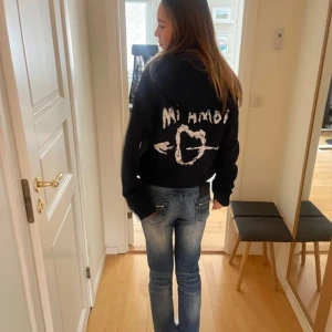 Mi amor tröja i svart. - Mi amor tröja i svart. Storlek M. Jag har börja tröttna lite så nu säljer jag den! Hör av er om ni är intresserade!💕