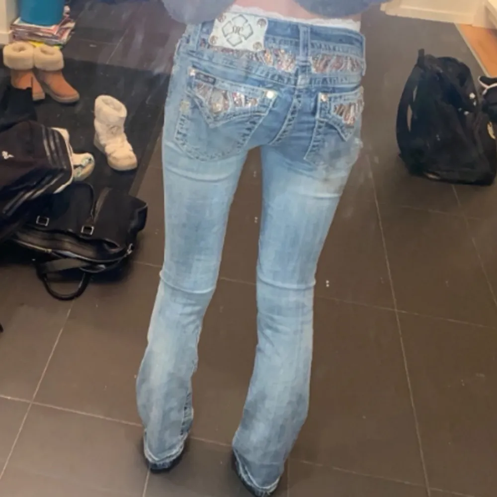 (LÄS BIO) Säljer dessa dröm miss me jeansen i bootcut modell! ❤️🫶🏼Dem är lågmidjade och i bra skick (endas ett rip på knät, vet inte om modellen ska vara så) Midjemått: 34cm (rakt över) och Innerbenet: 79cm!❤️❤️TRYCK GÖRNA PÅ KÖP NU!!❤️❤️. Jeans & Byxor.