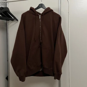 Hoodie från Brandy Melville - Hoodie från Brandy Melville, helt oanvänd sen den köptes ny för 460kr, inte inräknat frakt. Väldigt bra material, tung och känns tålig! Styla med öppen eller stängd dragkedja, den gör sig likabra hursom! Onesize men skulle säga att det är en S/M i storlek