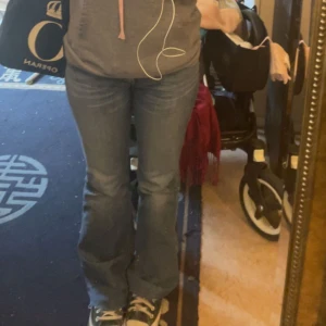 Lee Jeans  - SUUPER snygga men börjar bli för små för mig och jag behöver rensa gaderoben 🥹 Verkligen jätte fin wash och passform. Innerbenslängden är 75cm jag är 155cm 💜är lat så fråga om ni behöver flera bilder☺️