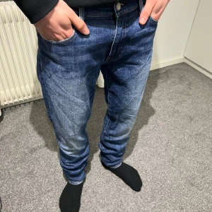 Ralph lauren jeans - Snygga och fräsh jeans från Ralph lauren. Cond 9/10 inga skador. Modellen är 170 och väger 60kg dom är lite långa så skulle sitta perfekt om du är 175cm 