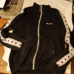 Äkta vintage 90-tal champion, logga längst med armarna - Bra skick, inga hål eller fläckar men naturligt sliten (snyggt sliten), då den är från tidigt 90 tal