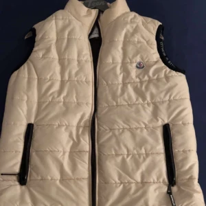Moncler väst  - Hej säljer nu min Moncler väst r riktigt bra skick. Kan gå ner i pris vid snabb affär. Storleken är ungefär M-L. Skicket är 8/10