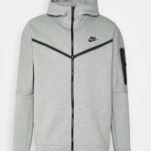 Nike teach - En Nike teach kofta i Xs som är i bra skick, den har använts ca 5 gånger men är fortfarande i super bra skick. Det finns inga skador. 