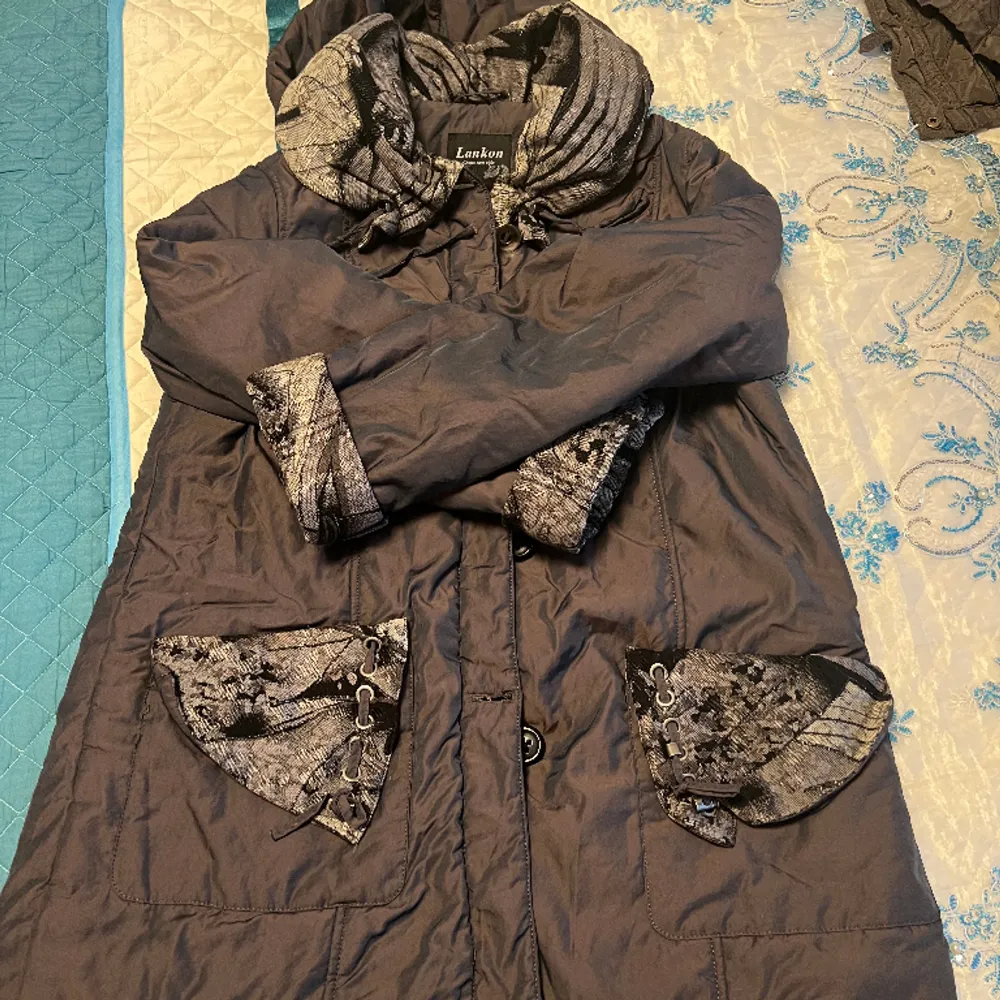 Denna jacka är en XL, passar som en baggy fit för lite mindre personer. Fin och väldigt varm inför denna kalla vinter. Inga returer!. Jackor.