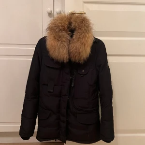 Dunjacka HOLLIES - Dunjacka från Hollies. Helt ny utan prislapp. Jättevarm. Säljer den för att den inte kommer till användning. Nypris 4500kr. Använd 1 gång.