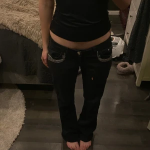 Unika Replay Jeans  - Säljer dessa tvär coola lågmidjade replay jeans med silver detaljer! På lappen står det st M, men passar skit snyggt på en Xs/s också. Midjemåttet är 38/39 (men stretchingt)! Skicka PM för fler bilder/ frågor 💕
